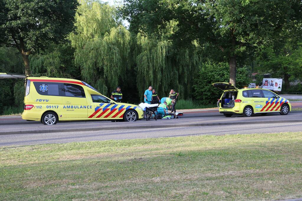 Fietser hard onderuit