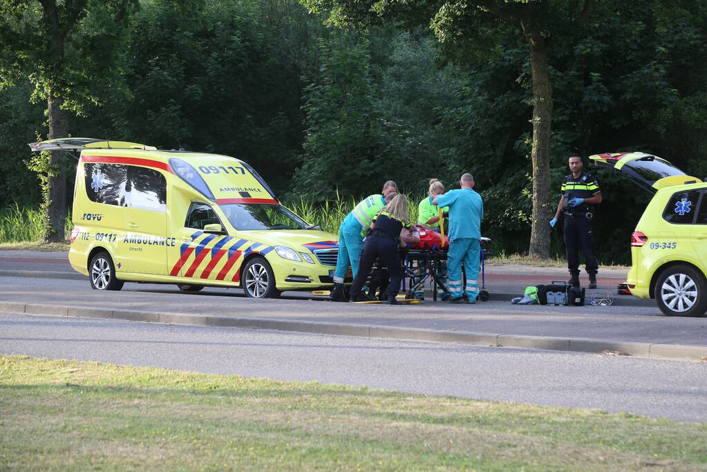 Fietser hard onderuit