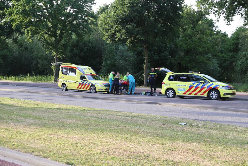 Fietser hard onderuit