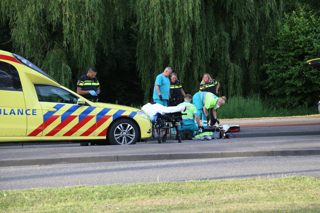 Fietser hard onderuit