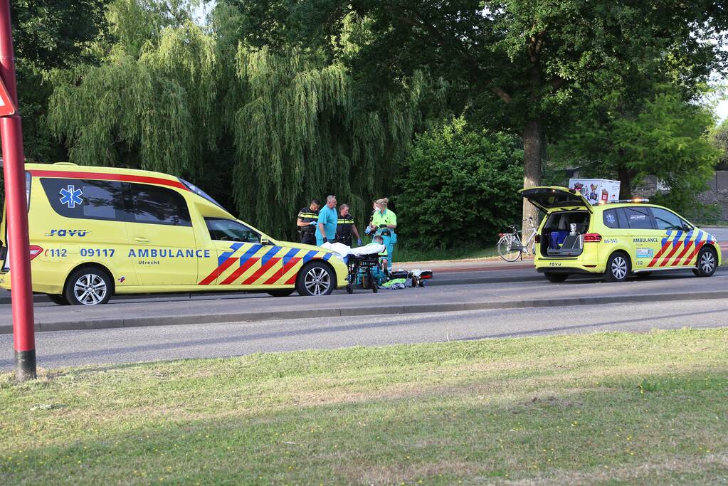 Fietser hard onderuit