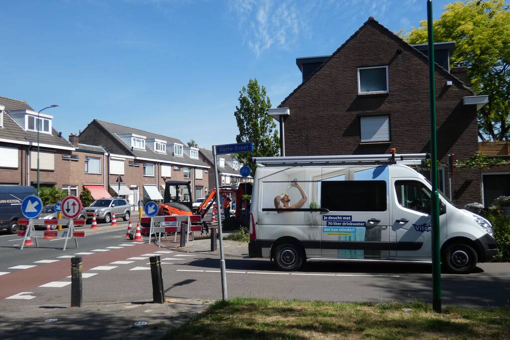 Weg afgesloten door herstelwerkzaamheden gesprongen waterleiding