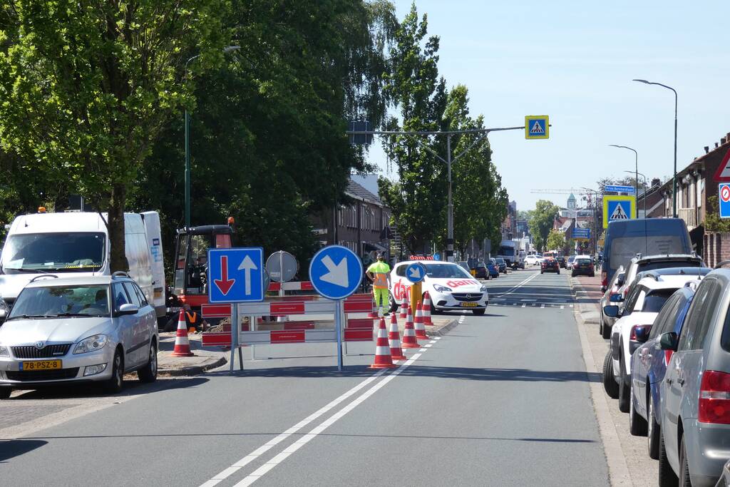 Weg afgesloten door herstelwerkzaamheden gesprongen waterleiding