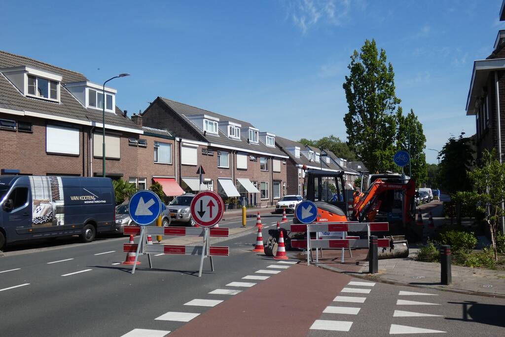 Weg afgesloten door herstelwerkzaamheden gesprongen waterleiding