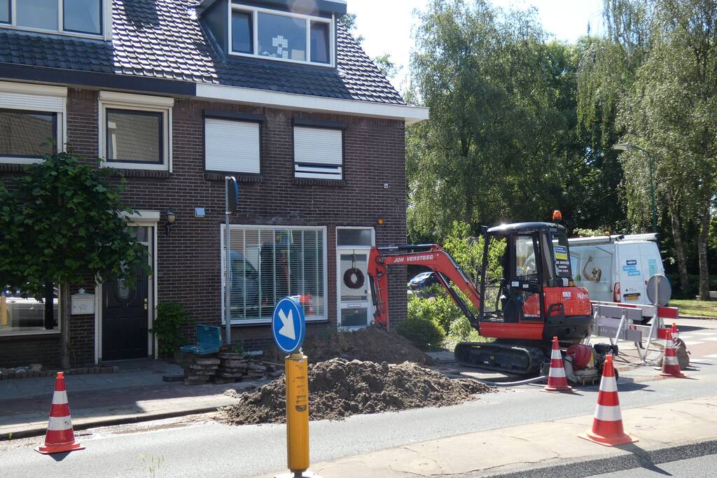 Weg afgesloten door herstelwerkzaamheden gesprongen waterleiding