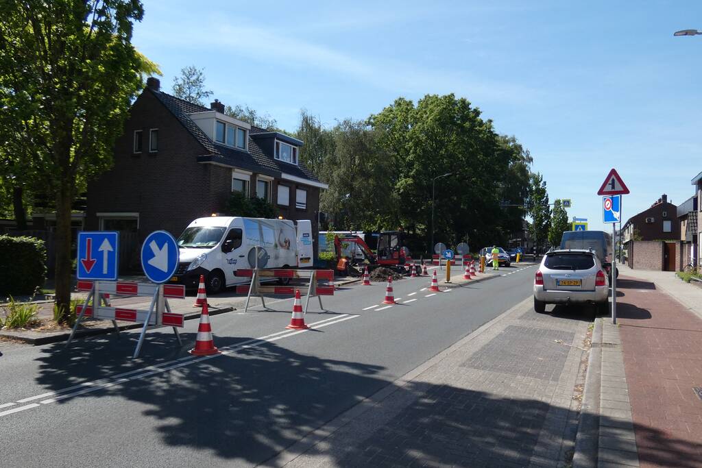 Weg afgesloten door herstelwerkzaamheden gesprongen waterleiding