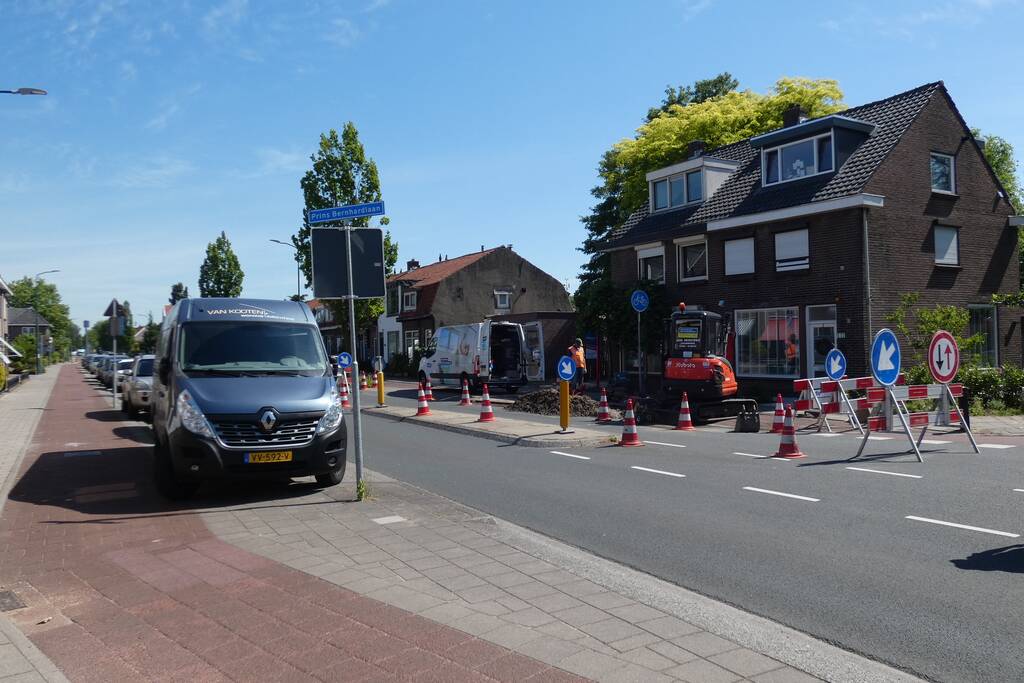 Weg afgesloten door herstelwerkzaamheden gesprongen waterleiding
