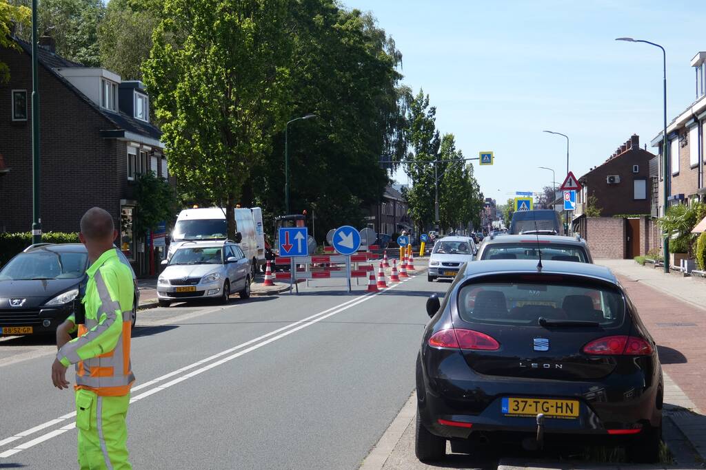 Weg afgesloten door herstelwerkzaamheden gesprongen waterleiding
