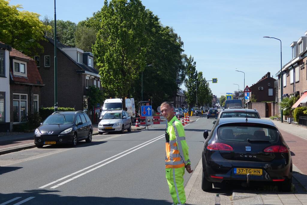 Weg afgesloten door herstelwerkzaamheden gesprongen waterleiding