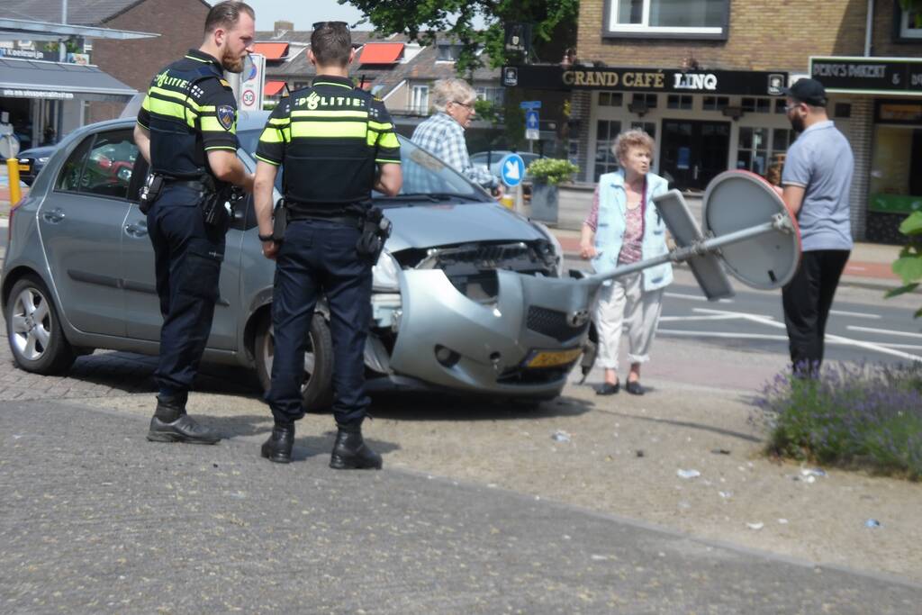 Bestuurder verliest controle over stuur en eindigt tegen paal