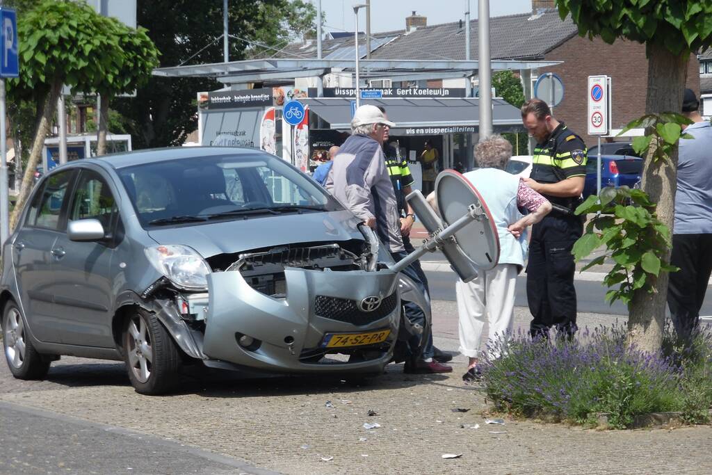 Bestuurder verliest controle over stuur en eindigt tegen paal