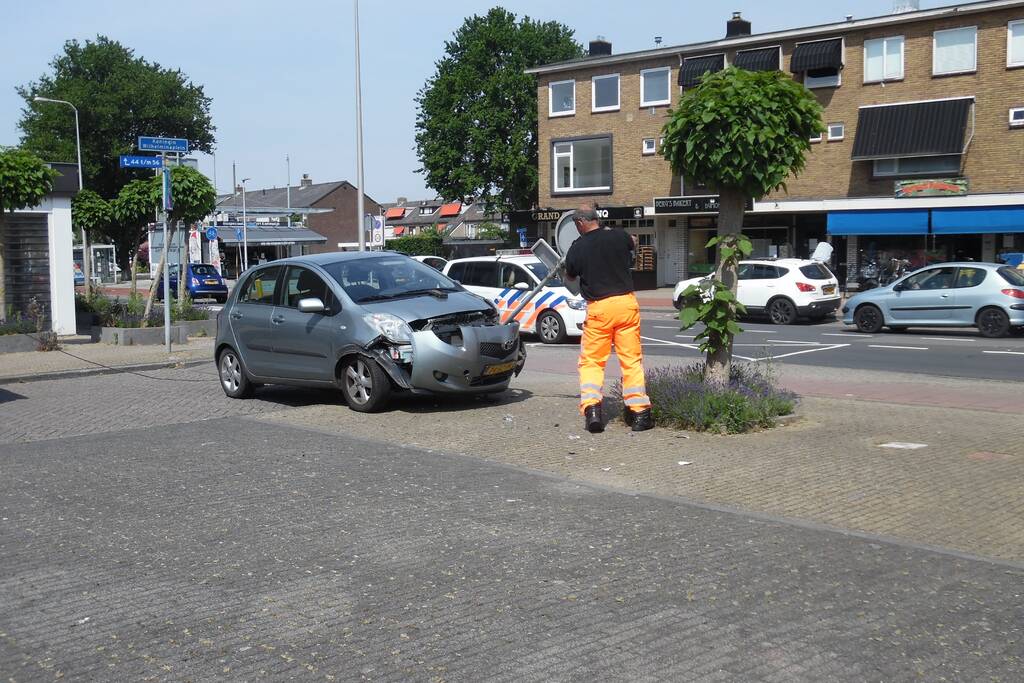 Bestuurder verliest controle over stuur en eindigt tegen paal