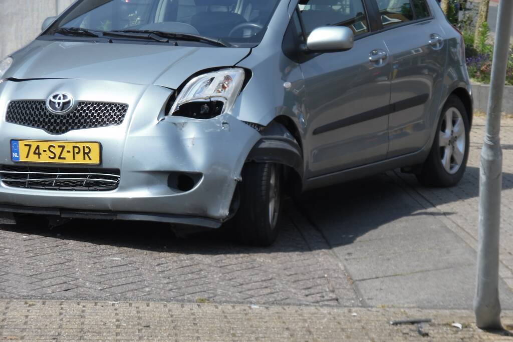 Bestuurder verliest controle over stuur en eindigt tegen paal