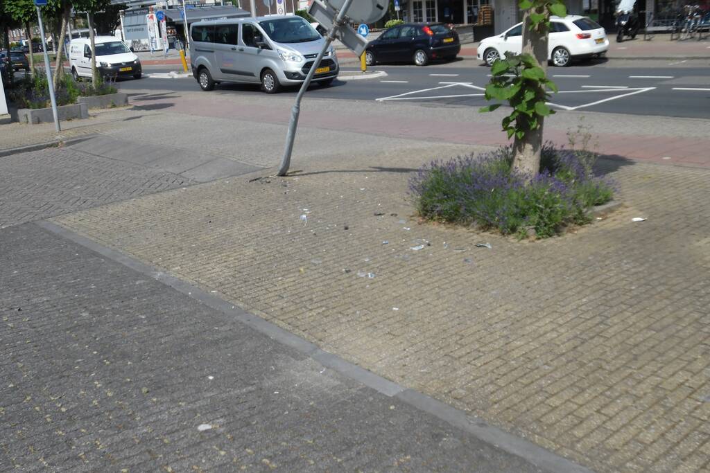 Bestuurder verliest controle over stuur en eindigt tegen paal