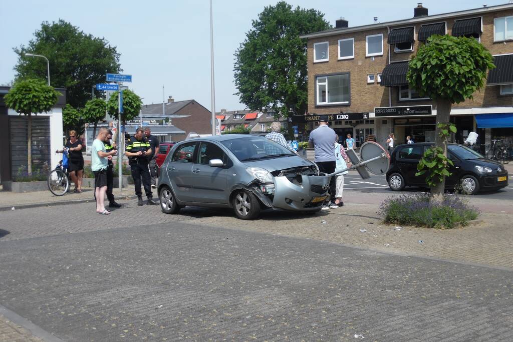 Bestuurder verliest controle over stuur en eindigt tegen paal