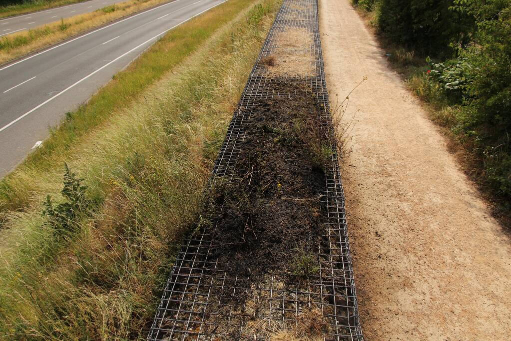 Brand op geluidswal snel geblust