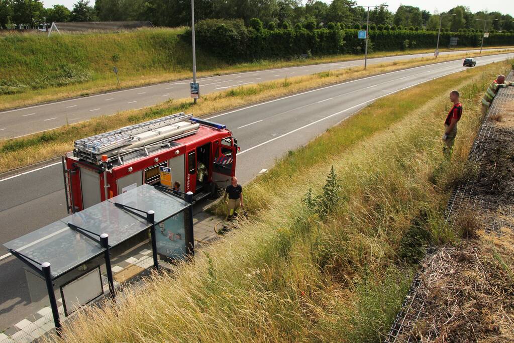 Brand op geluidswal snel geblust
