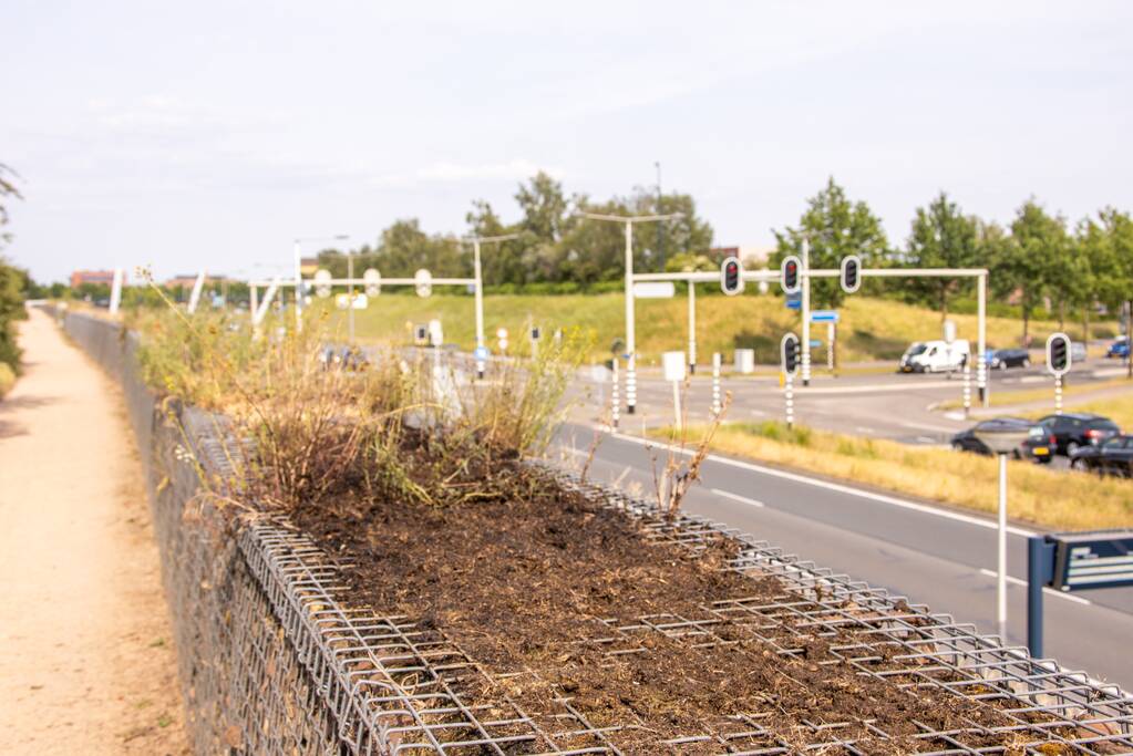 Brand op geluidswal snel geblust