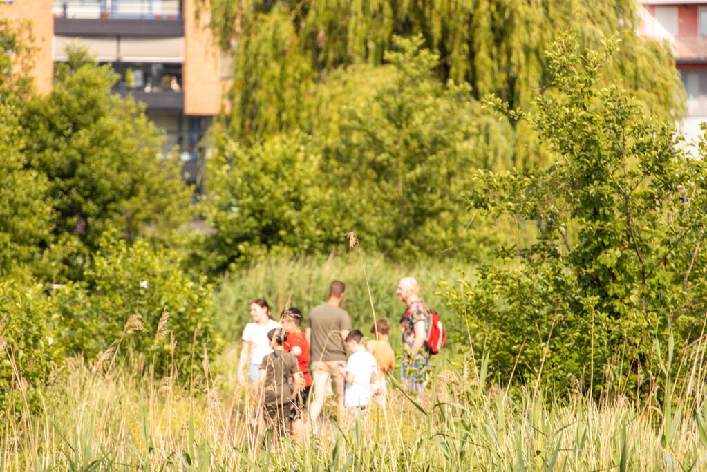 Omstanders doven vuur in park in Nieuwland