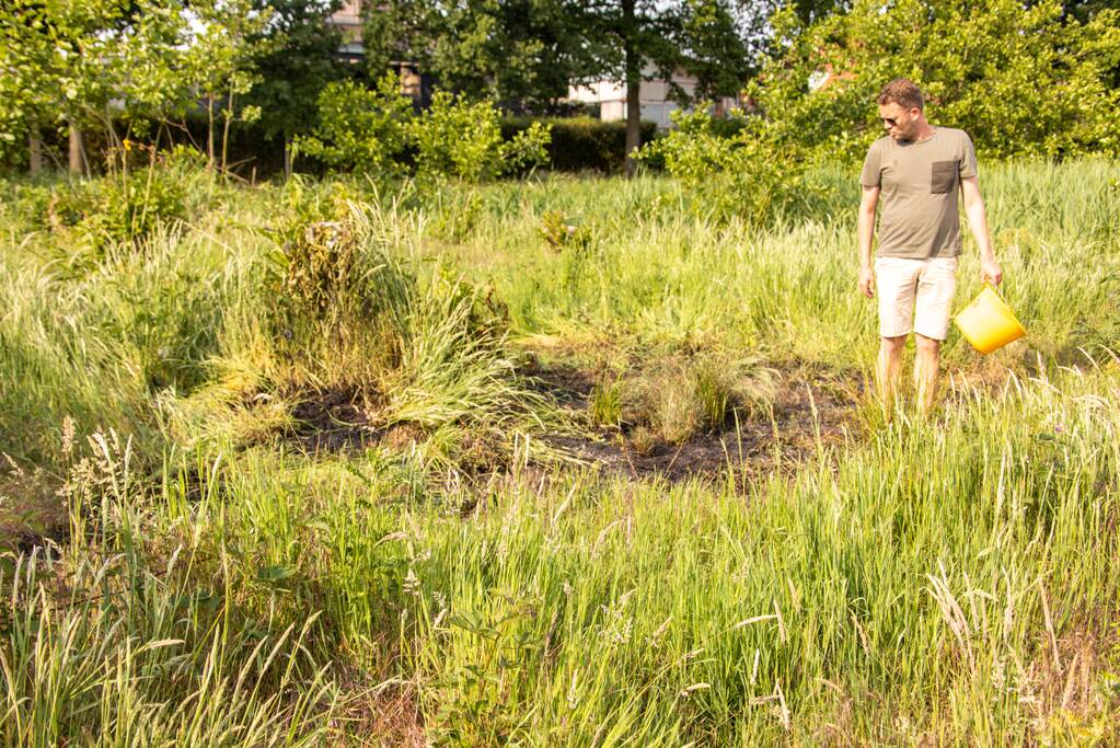 Omstanders doven vuur in park in Nieuwland