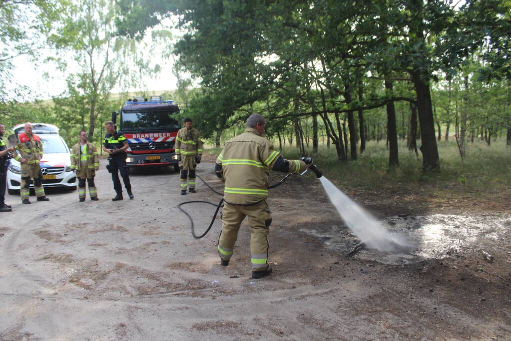 Brandende boomstronken snel geblust