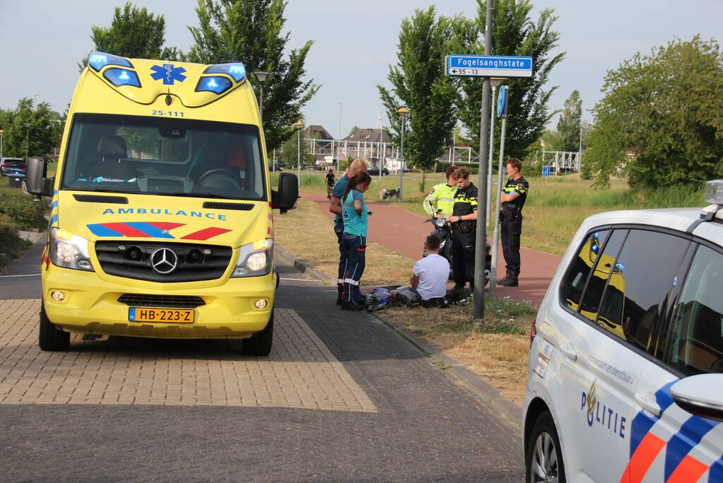 Gewonde bij aanrijding tussen scooter en fiets