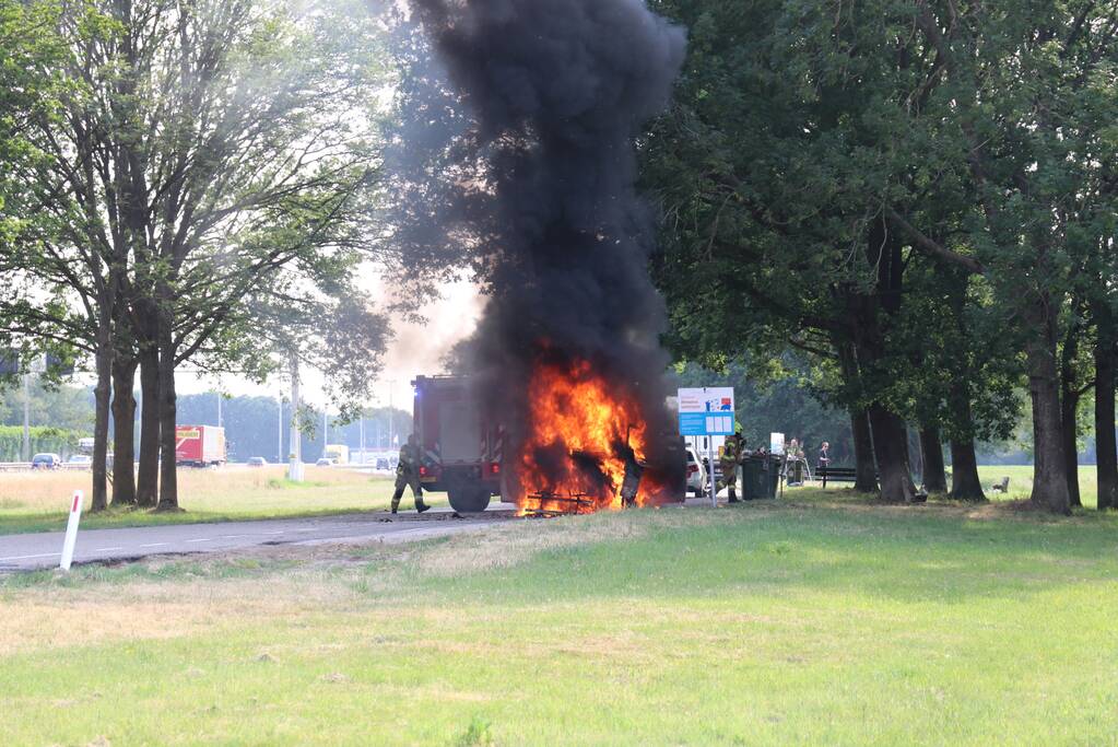 Bestelbus brandt volledig uit