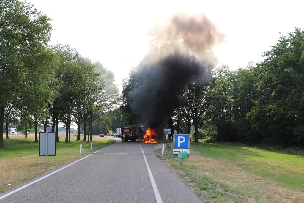 Bestelbus brandt volledig uit