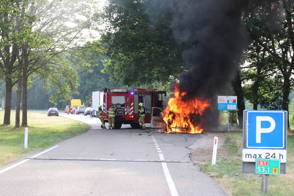 Bestelbus brandt volledig uit
