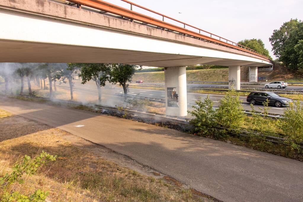 Veel rook bij brand in berm naast snelweg