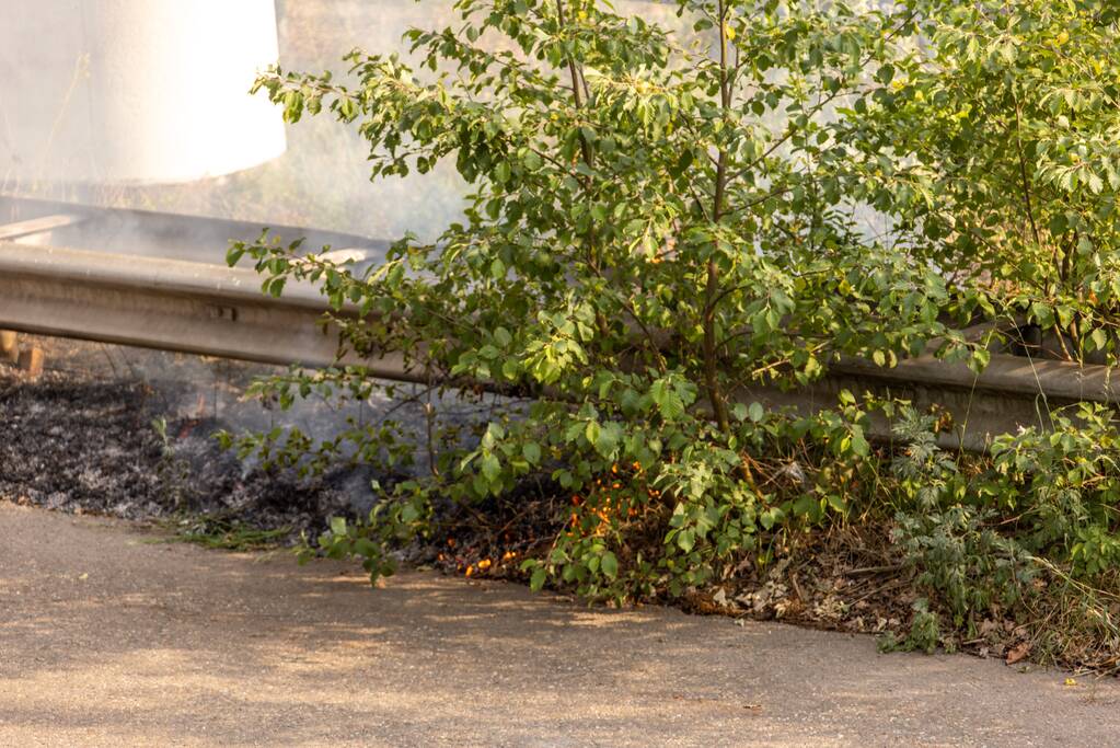 Veel rook bij brand in berm naast snelweg