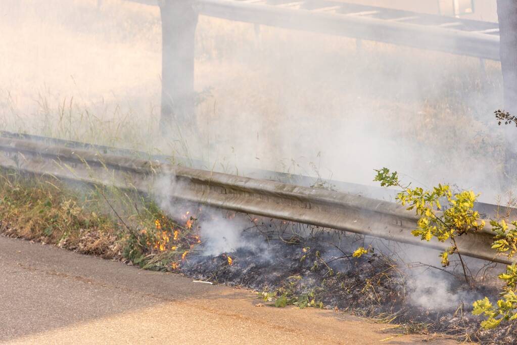 Veel rook bij brand in berm naast snelweg