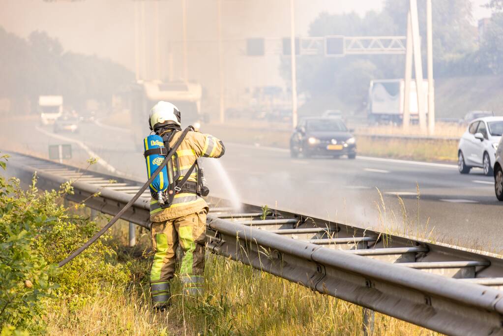 Veel rook bij brand in berm naast snelweg
