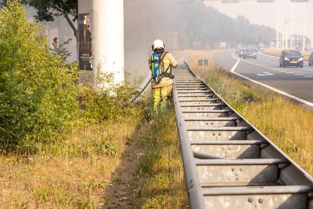 Veel rook bij brand in berm naast snelweg
