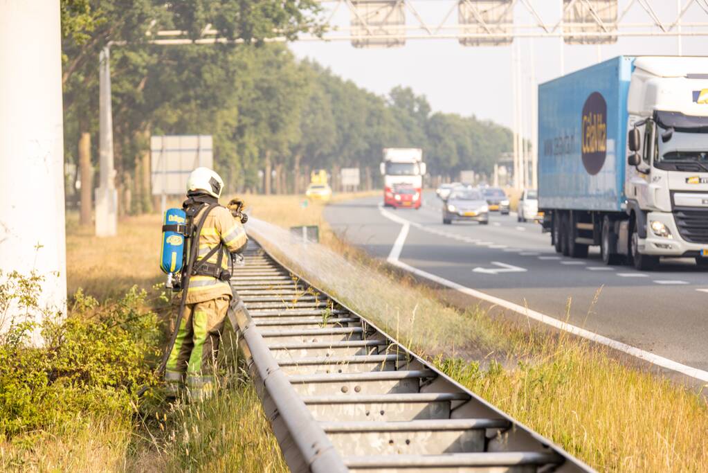 Veel rook bij brand in berm naast snelweg