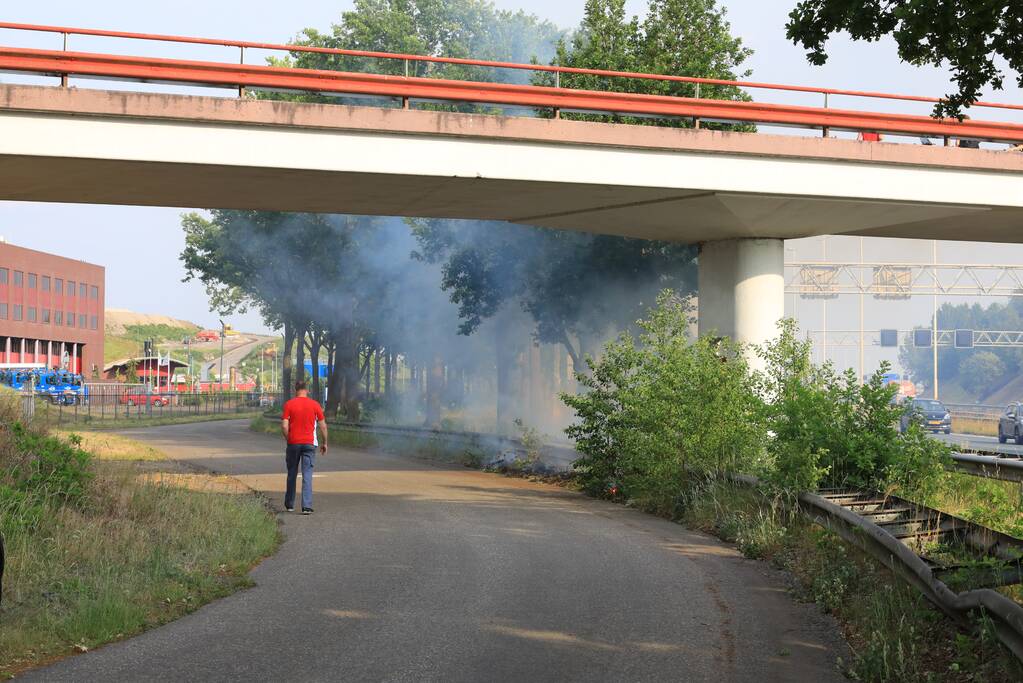 Veel rook bij brand in berm naast snelweg