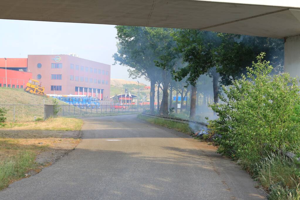 Veel rook bij brand in berm naast snelweg