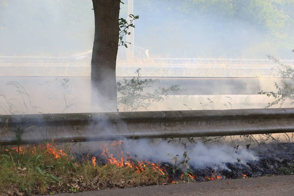 Veel rook bij brand in berm naast snelweg