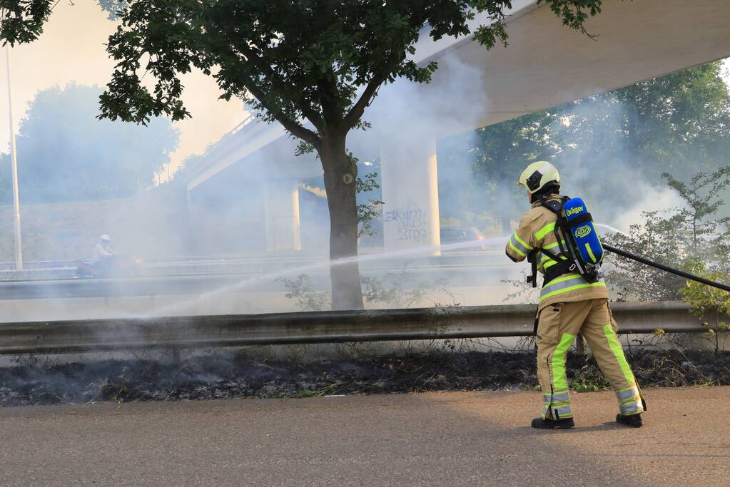 Veel rook bij brand in berm naast snelweg