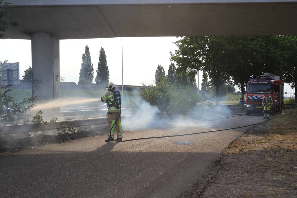 Veel rook bij brand in berm naast snelweg