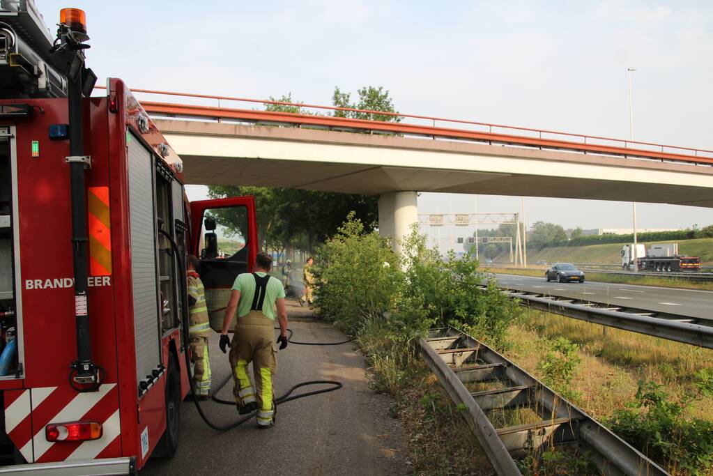 Veel rook bij brand in berm naast snelweg