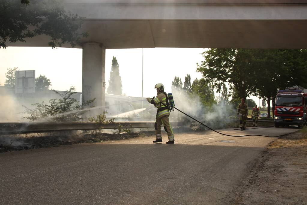 Veel rook bij brand in berm naast snelweg