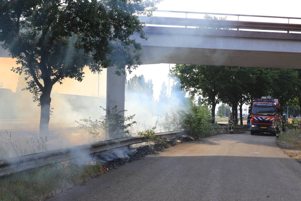 Veel rook bij brand in berm naast snelweg