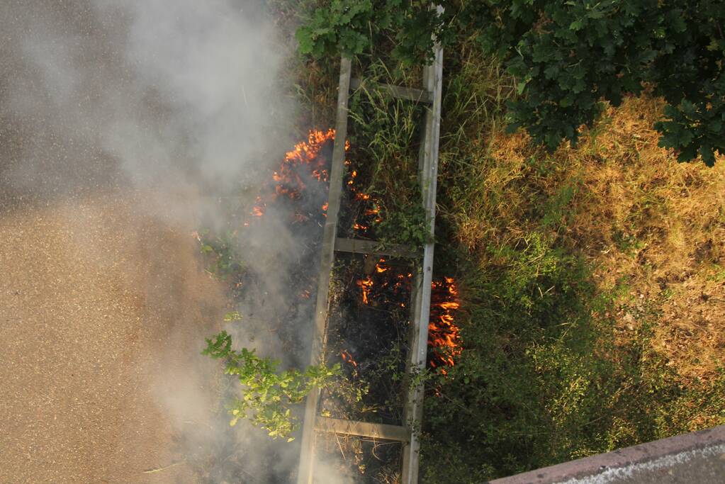 Veel rook bij brand in berm naast snelweg