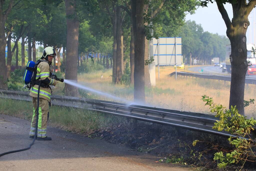 Veel rook bij brand in berm naast snelweg