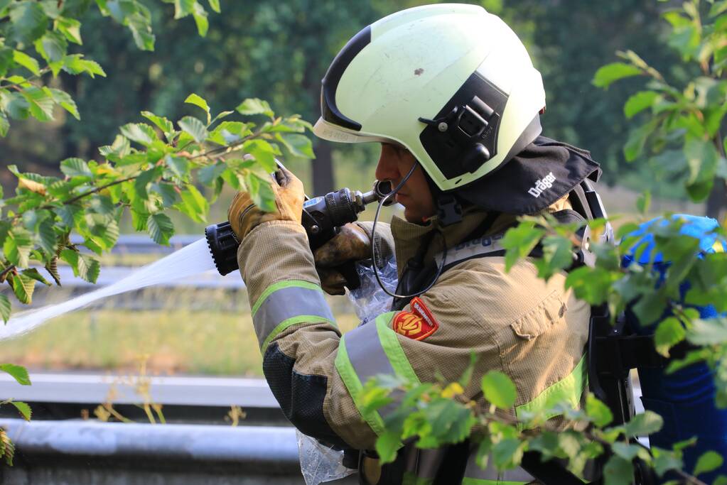 Veel rook bij brand in berm naast snelweg
