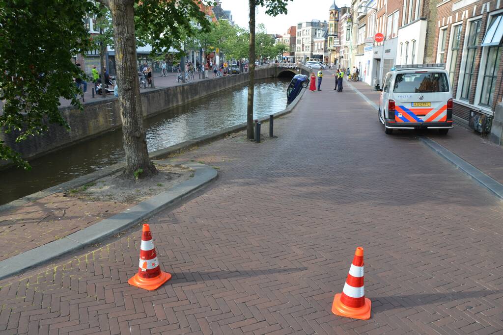 Auto haalt frisse neus in de gracht