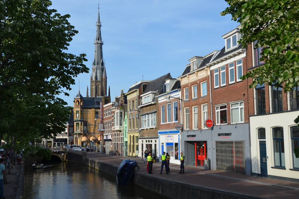 Auto haalt frisse neus in de gracht