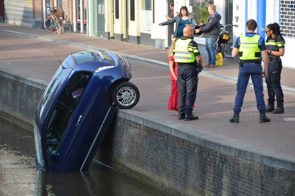 Auto haalt frisse neus in de gracht