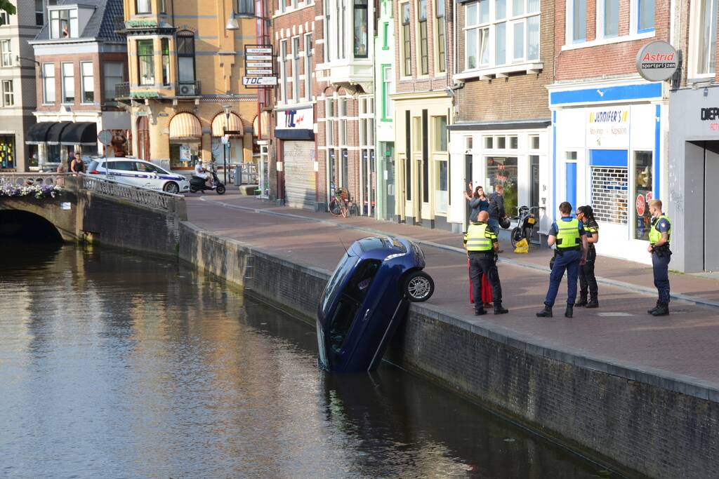 Auto haalt frisse neus in de gracht